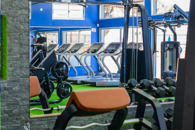 Caminadoras mirando a los ventanales grandes.