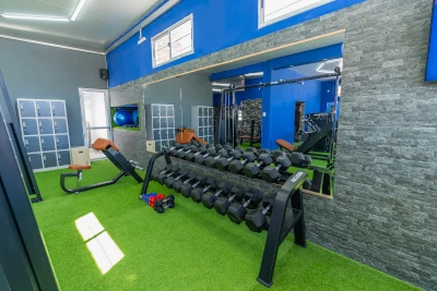 Un banco con mancuernas de diferente peso.