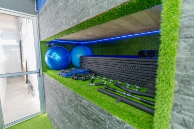 Colchonetas, pelotas de aerobica y mancuernos pequeñas.